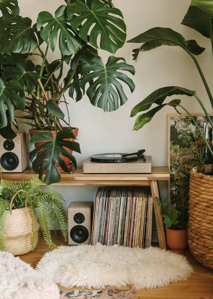 une platine vinyle vintage sur un meuble en bois