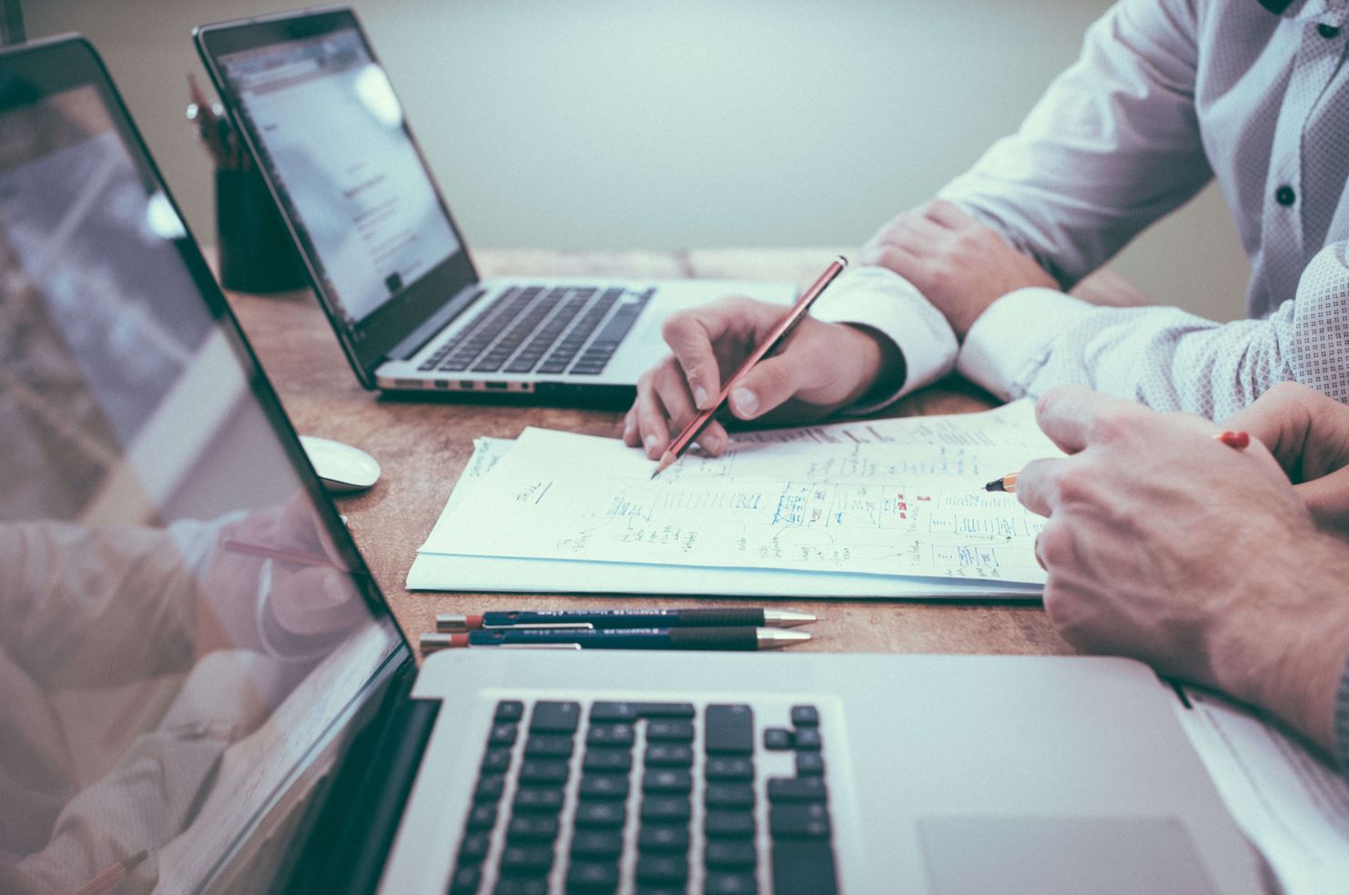 des rédacteurs web devant leurs ordinateurs portables