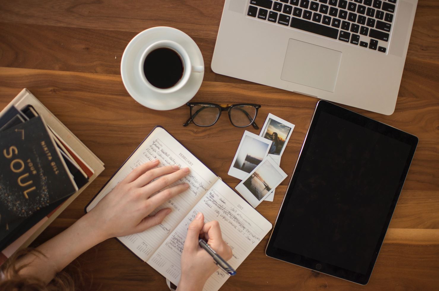 un bureau avec un ordinateur portable et un carnet de rédaction