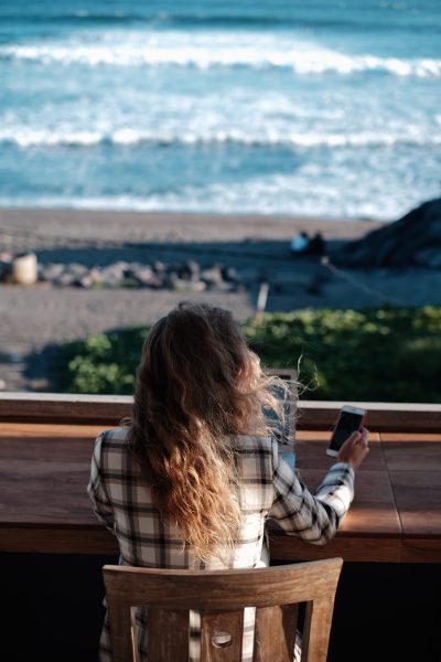 digital nomad freelance qui travaille devant son ordinateur