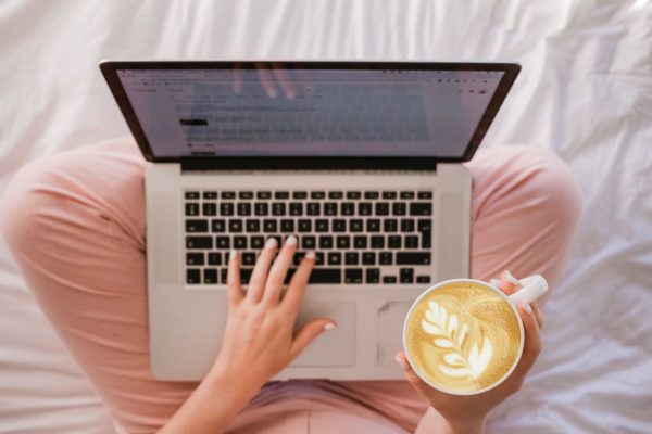 une femme rédige un article de blog SEO sur son ordinateur portable