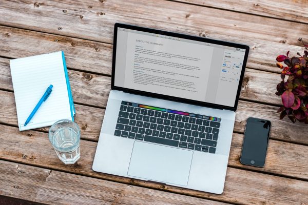 un ordinateur portable posé sur un bureau rédaction web