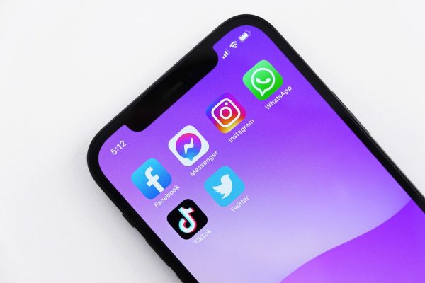un smartphone avec des applications de réseaux sociaux